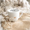 Biały kubek porcelanowy 300 ml - napis słuchaj ciszy ze złotym sercem dla mamy na Dzień Matki Kubek porcelanowy ze złotym sercem Słuchaj ciszy Nadzwyczajnie.pl — widok z boku na białym tle