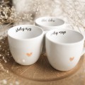 Biały kubek porcelanowy 300 ml - napis słuchaj ciszy ze złotym sercem dla mamy na Dzień Matki Eleganckie opakowanie prezentowe kubka porcelanowego ze złotym sercem Nadzwyczajnie.pl — Słuchaj ciszy