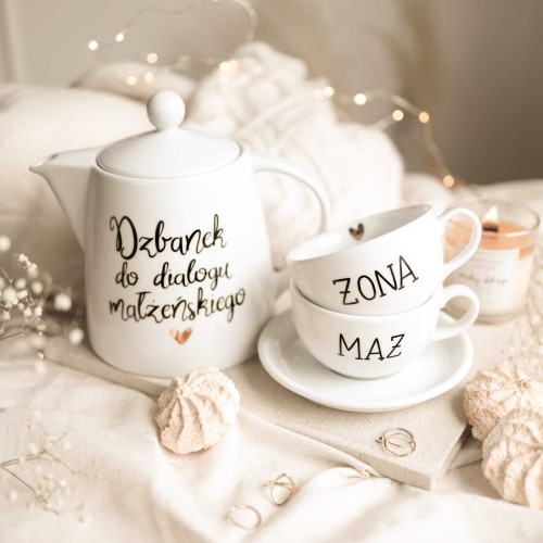Zestaw 1 Białego Dzbanka Porcelanowego 1 litra i 2 Białych Filiżanek Porcelanowych 250 ml ze Spodkami - Napis Żona Mąż z Motywem Złotego Serca dla Pary Młodej na Ślub