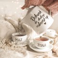 Zestaw 1 Białego Dzbanka Porcelanowego 1 litra i 2 Białych Filiżanek Porcelanowych 250 ml ze Spodkami - Napis Żona Mąż z Motywem Złotego Serca dla Pary Młodej na Ślub Eleganckie opakowanie prezentowe filiżanki porcelanowej ze złotym zdobieniem Nadzwyczajnie.pl — 1 Białego Dzbanka