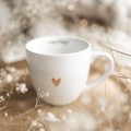 Kubek 300 ml - delikatność ZŁOTE SERCE Zbliżenie na złote zdobienie serca na białym kubku porcelanowym delikatność Nadzwyczajnie.pl