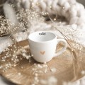 Biały kubek porcelanowy 300 ml - napis czułość ze złotym sercem dla niej na urodziny Biały kubek porcelanowy Nadzwyczajnie.pl ze złotym sercem i napisem czułość — 300 ml