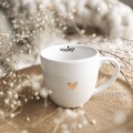 Biały kubek porcelanowy 300 ml - napis czułość ze złotym sercem dla niej na urodziny Kubek porcelanowy ze złotym sercem czułość Nadzwyczajnie.pl — widok z boku na białym tle