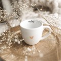 Biały kubek porcelanowy 300 ml - napis czułość ze złotym sercem dla niej na urodziny Zbliżenie na złote zdobienie serca na białym kubku porcelanowym czułość Nadzwyczajnie.pl