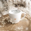 Biały kubek porcelanowy 300 ml - napis bądź tu i teraz ze złotym sercem dla miłośników uważności na urodziny Biały kubek porcelanowy Nadzwyczajnie.pl ze złotym sercem i napisem bądź tu i teraz — 300 ml