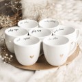 Biały kubek porcelanowy 300 ml - napis bądź tu i teraz ze złotym sercem dla miłośników uważności na urodziny Eleganckie opakowanie prezentowe kubka porcelanowego ze złotym sercem Nadzwyczajnie.pl — bądź tu i teraz