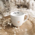 Biały kubek porcelanowy 300 ml - motyw złotego serca z napisem Szukaj magii dla przyjaciółki na urodziny Kubek porcelanowy ze złotym sercem Szukaj magii Nadzwyczajnie.pl — widok z boku na białym tle