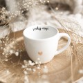 Biały kubek porcelanowy 300 ml - motyw złotego serca z napisem Szukaj magii dla przyjaciółki na urodziny Biały kubek porcelanowy Nadzwyczajnie.pl ze złotym sercem i napisem Szukaj magii — 300 ml