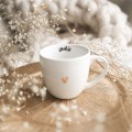 Biały kubek porcelanowy 300 ml - motyw złotego serca z napisem Spokój dla bliskiej osoby na każdą okazję Kubek porcelanowy ze złotym sercem Spokój Nadzwyczajnie.pl — widok z boku na białym tle