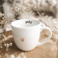 Biały kubek porcelanowy 300 ml - motyw złotego serca z napisem Spokój dla bliskiej osoby na każdą okazję Zbliżenie na złote zdobienie serca na białym kubku porcelanowym Spokój Nadzwyczajnie.pl