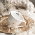 Biały kubek porcelanowy 300 ml - motyw złotego serca z napisem Spokój dla bliskiej osoby na każdą okazję Biały kubek porcelanowy Nadzwyczajnie.pl ze złotym sercem i napisem Spokój — 300 ml