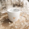 Biały Kubek Porcelanowy 300 ml - Napis Wdech Wydech i Złote Serce dla Miłośników Jogi na Urodziny Zbliżenie na złote zdobienie serca na białym kubku porcelanowym Biały Kubek Porcelanowy 300 ml - Napis Wdech Wydech i dla