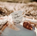 Zestaw 2 białych kubków porcelanowych 500 ml - motyw złotego serca z napisem Mamy wszystko, Mamy siebie dla par na walentynki Biały zestaw porcelanowy Nadzwyczajnie.pl ze złotym sercem i napisem kubków 500 ml - Mamy wszystko Mamy siebie — 500 ml