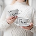 Zestaw 2 białych filiżanek porcelanowych ze spodkami 250 ml - personalizowany napis pan i pani z nazwiskiem z motywem złotego serca na każdą okazję dla pary Eleganckie opakowanie prezentowe filiżanki porcelanowej ze złotym sercem Nadzwyczajnie.pl — filiżanek 250 ml ze spodkami