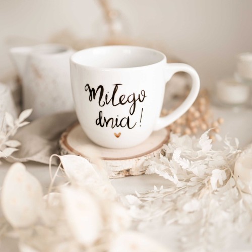 Biały kubek porcelanowy 300 ml - Złote serce i napis miłego dnia dla przyjaciółki na urodziny