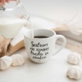 Biały Kubek Porcelanowy 300 ml - Napis Siostrami Nie Zawsze Trzeba Się Urodzić i Złote Serce na Dzień Kobiet dla Przyjaciółki Biały kubek porcelanowy Nadzwyczajnie.pl ze złotym sercem i napisem Biały Kubek Porcelanowy 300 ml - Napis Siostrami Nie