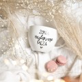 Biały kubek porcelanowy 500 ml - napis Żona najlepszego męża ze złotym sercem dla żony na rocznicę ślubu Kubek porcelanowy ze złotym sercem Żona najlepszego męża Nadzwyczajnie.pl — widok z boku na białym tle