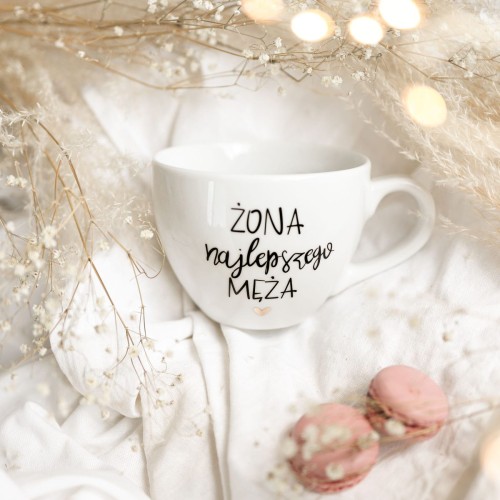 Biały kubek porcelanowy 500 ml - napis Żona najlepszego męża ze złotym sercem dla żony na rocznicę ślubu