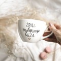 Biały kubek porcelanowy 500 ml - napis Żona najlepszego męża ze złotym sercem dla żony na rocznicę ślubu Zbliżenie na złote zdobienie serca na białym kubku porcelanowym Żona najlepszego męża Nadzwyczajnie.pl
