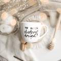 Biały Kubek Porcelanowy 300 ml - Motyw Złotego Serca i Napis To Będzie Dobry Dzień dla Optymistki na Nowy Rok Zbliżenie na złote zdobienie na białym kubku porcelanowym Biały Kubek Porcelanowy 300 ml - Motyw Złotego Serca i Napis To