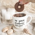 Biały Kubek Porcelanowy 300 ml - Motyw Złotego Serca i Napis To Będzie Dobry Dzień dla Optymistki na Nowy Rok Eleganckie opakowanie prezentowe kubka porcelanowego ze złotym zdobieniem Nadzwyczajnie.pl — Biały Kubek Porcelanowy 300