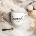 Biały kubek porcelanowy 300 ml - złote serca i napis świadkowa idealna na ślub dla świadkowej Kubek porcelanowy ze złotym zdobieniem Świadkowa idealna ZŁOTE SERCA Nadzwyczajnie.pl — widok z boku na białym tle