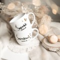 Biały kubek porcelanowy 300 ml - złote serca i napis świadkowa idealna na ślub dla świadkowej Zbliżenie na złote zdobienie na białym kubku porcelanowym Świadkowa idealna ZŁOTE SERCA Nadzwyczajnie.pl