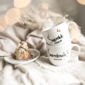 Zestaw 2 białych kubków porcelanowych 300 ml - napis świadek idealny i świadkowa idealna oraz złote serce na ślub dla świadków Zbliżenie na złote zdobienie serca na białym zestawie porcelanowym kubków 300 ml - Świadek idealny Świadkowa idealna