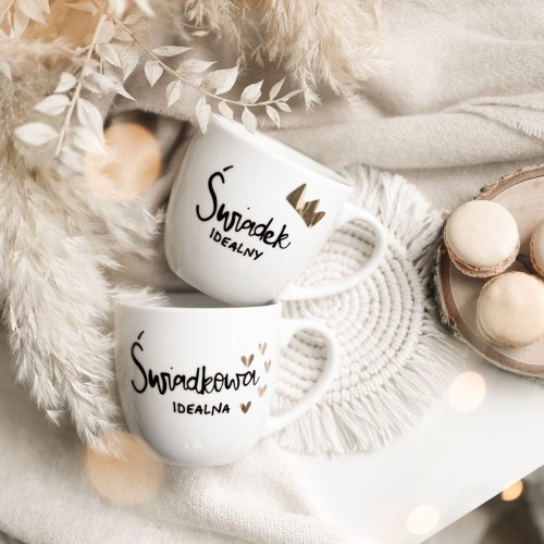 Zestaw 2 białych kubków porcelanowych 300 ml - napis świadek idealny i świadkowa idealna oraz złote serce na ślub dla świadków