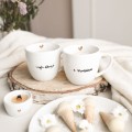 Zestaw 2 Białych Kubków Porcelanowych 300 ml - Napis I Żyli Długo i Szczęśliwie z Motywem Złotego Serca na Rocznicę Ślubu dla Pary Zestaw porcelanowy ze złotym sercem kubków 300 ml - I żyli długo i Szczęśliwie Nadzwyczajnie.pl — widok z boku na białym tle