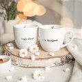 Zestaw 2 Białych Kubków Porcelanowych 300 ml - Napis I Żyli Długo i Szczęśliwie z Motywem Złotego Serca na Rocznicę Ślubu dla Pary Zbliżenie na złote zdobienie serca na białym zestawie porcelanowym kubków 300 ml - I żyli długo i Szczęśliwie