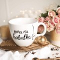 Biały kubek porcelanowy 1 litra - napis pora na herbatkę na urodziny dla miłośników herbaty Zbliżenie na złote zdobienie na białym kubku porcelanowym Kubek 1 litr - Pora na herbatkę Nadzwyczajnie.pl