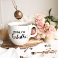 Biały kubek porcelanowy 1 litra - napis pora na herbatkę na urodziny dla miłośników herbaty Kubek porcelanowy ze złotym zdobieniem Kubek 1 litr - Pora na herbatkę Nadzwyczajnie.pl — widok z boku na białym tle