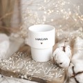 Biały kubek porcelanowy bez ucha 300 ml - motyw kapucziny ze złotym sercem dla miłośniczki kawy na urodziny Kubek porcelanowy ze złotym sercem bez ucha - Kapuczina Nadzwyczajnie.pl — widok z boku na białym tle