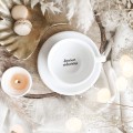 Biała filiżanka porcelanowa 250 ml ze spodkiem - motyw złotego serca z napisem na dnie doceniam codzienność dla bliskiej osoby na podziękowanie Zbliżenie na złote zdobienie serca na białym filiżance porcelanowej ze spodkiem - + doceniam codzienność NAPIS NA DNIE