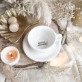 Biała filiżanka porcelanowa 250 ml ze spodkiem - motyw złotego serca z napisem na dnie doceniam codzienność dla bliskiej osoby na podziękowanie Biały filiżanka porcelanowa Nadzwyczajnie.pl ze złotym sercem i napisem ze spodkiem - + doceniam codzienność NAPIS NA