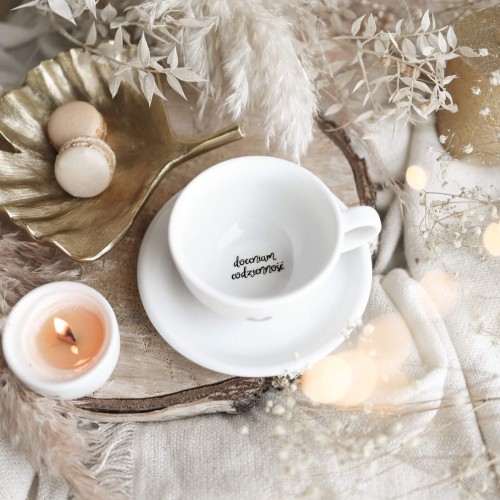 Biała filiżanka porcelanowa 250 ml ze spodkiem - motyw złotego serca z napisem na dnie doceniam codzienność dla bliskiej osoby na podziękowanie