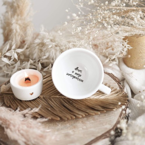 Biała filiżanka porcelanowa ze spodkiem 250 ml - złote serce z napisem dbam o swoje samopoczucie na dnie dla osoby dbającej o siebie na urodziny
