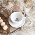 Biała filiżanka porcelanowa ze spodkiem 250 ml - złote serce z napisem dbam o swoje samopoczucie na dnie dla osoby dbającej o siebie na urodziny Personalizowany filiżanka porcelanowa ze złotym sercem jako idealny prezent — porcelana premium Nadzwyczajnie.pl