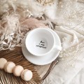 Biała filiżanka porcelanowa ze spodkiem 250 ml - złote serce z napisem dbam o swoje samopoczucie na dnie dla osoby dbającej o siebie na urodziny Zbliżenie na złote zdobienie serca na białym filiżance porcelanowej ze spodkiem - + dbam o swoje samopoczucie NAPIS NA