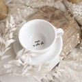 Biała filiżanka porcelanowa ze spodkiem 250 ml - złote serce i napis na dnie mam w sobie siłę dla kobiety na dzień kobiet Zbliżenie na złote zdobienie serca na białym filiżance porcelanowej ze spodkiem - + mam w sobie siłę NAPIS NA DNIE