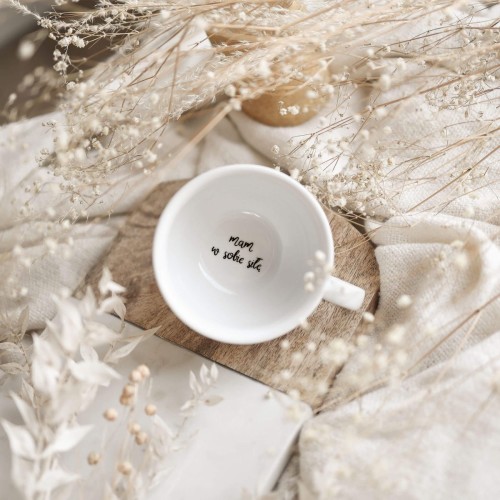 Biała filiżanka porcelanowa ze spodkiem 250 ml - złote serce i napis na dnie mam w sobie siłę dla kobiety na dzień kobiet