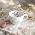 Kubek 500 ml - Może herbatki, kotku? Kubek porcelanowy ze złotym zdobieniem Może herbatki, kotku? Nadzwyczajnie.pl — widok z boku na białym tle