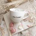 Kubek 500 ml - Może herbatki, kotku? Zbliżenie na złote zdobienie na białym kubku porcelanowym Może herbatki, kotku? Nadzwyczajnie.pl