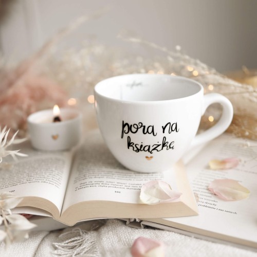 Biały Kubek Porcelanowy 500 ml - Napis Pora na Książkę z Motywem Złotego Serca dla Miłośniczki Czytania na Światowy Dzień Książki