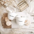 Zestaw 2 Białych Kubków Porcelanowych 300 ml - Napis I Żyli Długo i Szczęśliwie z Motywem Złotego Serca na Rocznicę Ślubu dla Pary Biały zestaw ze złotym sercem Nadzwyczajnie.pl kubków 300 ml - I żyli długo i Szczęśliwie — porcelana premium 300 ml