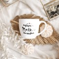 Biały Kubek Porcelanowy 300 ml - Motyw Złotego Serca i Napis Najlepsza Matka Chrzestna dla Matki Chrzestnej na Chrzest Zbliżenie na złote zdobienie na białym kubku porcelanowym Biały Kubek Porcelanowy 300 ml - Motyw Złotego Serca i Napis