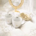 Zestaw 2 Białych Kubków Porcelanowych 300 ml - Napis Mąż i Żona oraz Złote Serce na Rocznicę Ślubu dla Pary Biały zestaw ze złotym sercem Nadzwyczajnie.pl 2 Białych Kubków Porcelanowych 300 ml - Napis Mąż i Żona oraz na Rocznicę