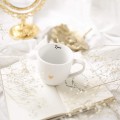 Kubek 300 ml - Żona ZŁOTE SERCE Zbliżenie na złote zdobienie serca na białym kubku porcelanowym Żona Nadzwyczajnie.pl