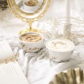 Zestaw filiżanek 250 ml ze spodkami - Mąż Żona ZŁOTY NAPIS Zbliżenie na złote zdobienie na białym filiżance porcelanowej filiżanek 250 ml ze spodkami - Mąż Żona ZŁOTY NAPIS